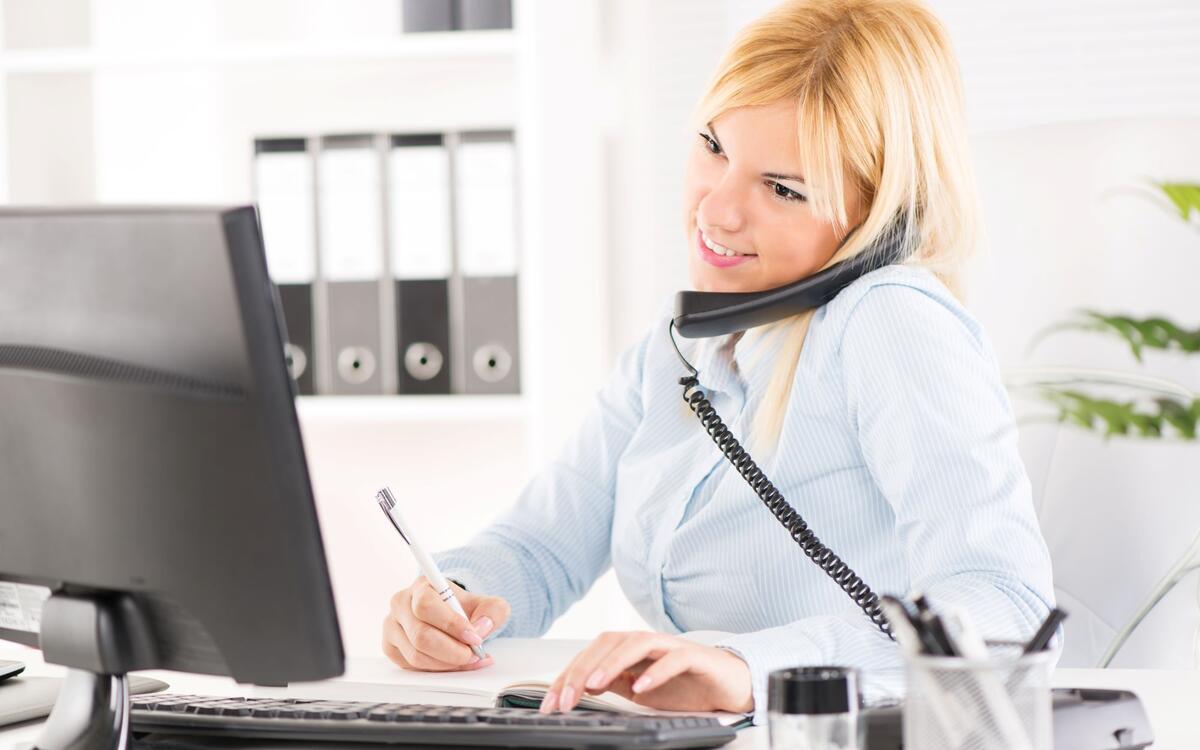 Une femme qui écoute au téléphone