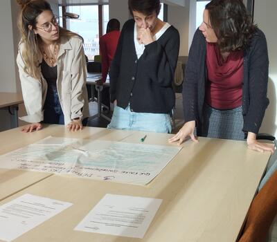 3 femmes travaillent à une table
