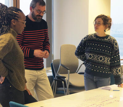 travailleurs d'une asbl qui discutent