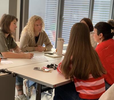 des travailleuses du non-marchand belge travaillent autour d'une table