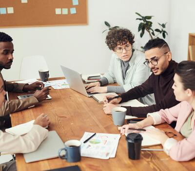 Un groupe des travailleurs discutent autour d'une table