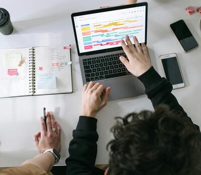 une personne travaille avec un ordinateur