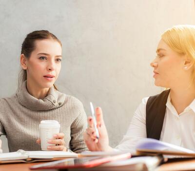 Deux collègues discutent