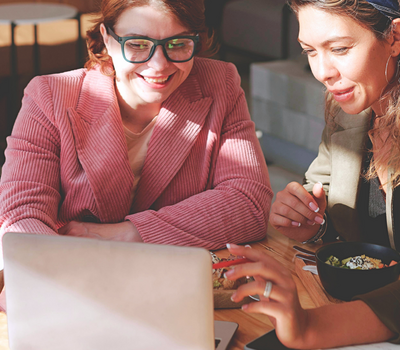 2 femmes derrière un ordinateur