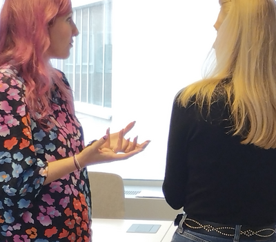 2 femmes qui discutent