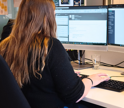 Une femme devant un PC