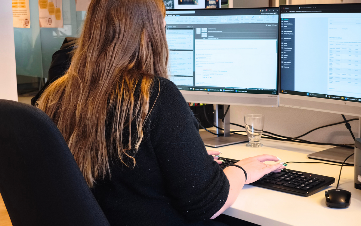 Une femme devant un PC